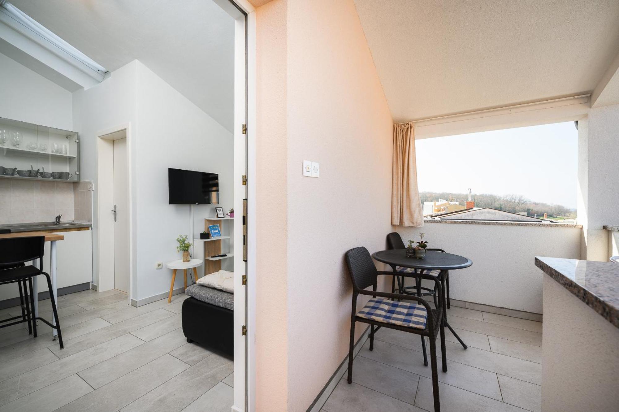 Charming Rose 1&2 With Pool Apartment